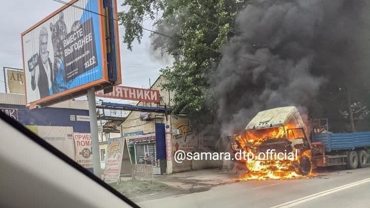 В Самаре сгорел грузовой автомобиль КАМАЗ: полыхал как факел