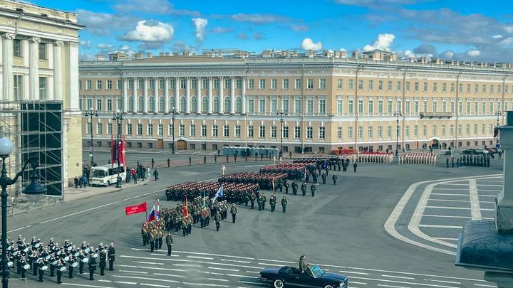 Репетиция парада Победы в Петербурге: взгляд из Эрмитажа