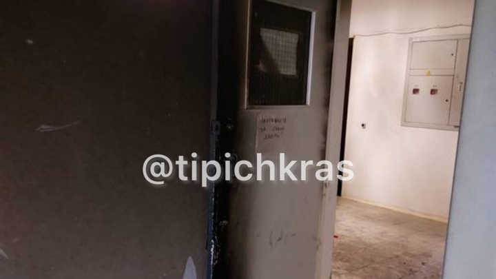 В Краснодаре неизвестный поджег дверь в тамбуре многоквартирного дома