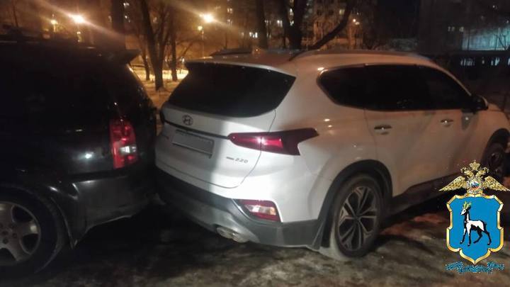 В Самаре женщина на Hyundai собрала три припаркованных авто