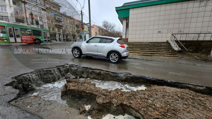 Асфальт начал проваливаться на глазах у жителей Читы после дождя