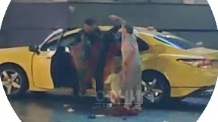 В Сочи задержали туристку из Москвы и таксиста, устроивших драку на дороге