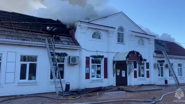 В Динском районе горит Дом культуры на площади 450 кв. метров