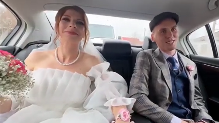 Глава Тимашевского района Андрей Палий стал водителем на свадьбе бойца СВО и отвёз молодых в загс