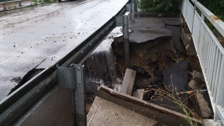В Ростове-на-Дону стихия размыла мост через реку Темерник