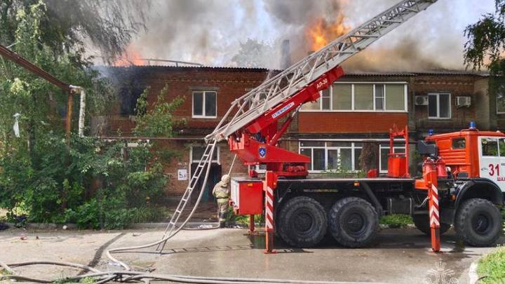 Участковая в одиночку остановила шахтинца, который поджёг дом и стрелял по прохожим с балкона
