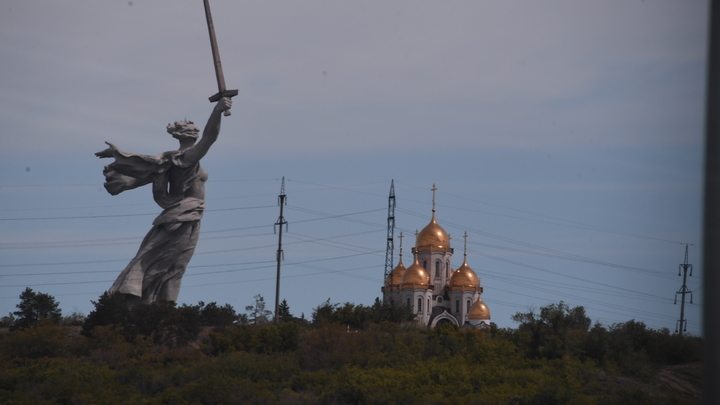 Возбудили дело: блогерша из Самары Агафонова пощекотала грудь Родины-матери в Волгограде