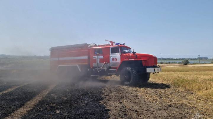 Загоревшееся поле сухой травы возле АЗС в Анапе потушили на площади 1600 кв. м