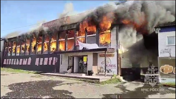 В Иркутской области загорелся гипермаркет «Экономия» площадью 800 кв. м