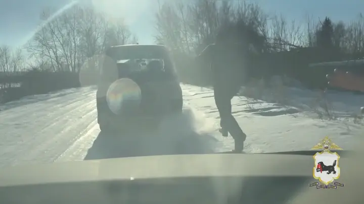 Полицейские на ходу запрыгнули в машину наркокурьера в Иркутской области