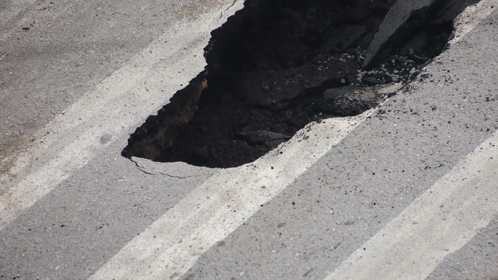 Жители поселка Водники рискуют до декабря остаться с провалами на дороге