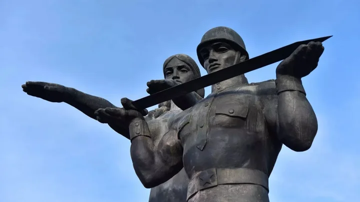 Ничего святого не осталось: во Львове выкапывают павших русских солдат и крушат их памятники