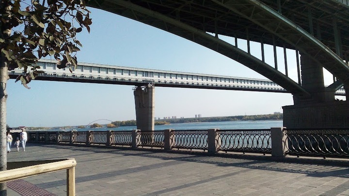 Строители высыпали 16 тысяч тонн песка на опору Октябрьского моста в Новосибирске