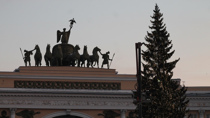 Дворцовую площадь в Петербурге преобразили к Новому году