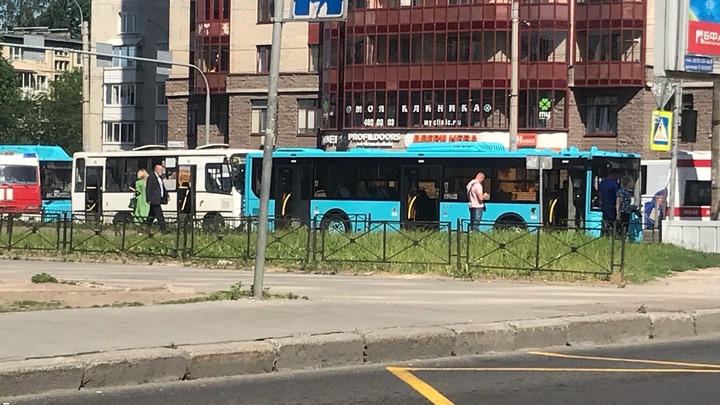 Поездка до больницы: Что известно о столкновении автобуса и маршрутки в Петербурге