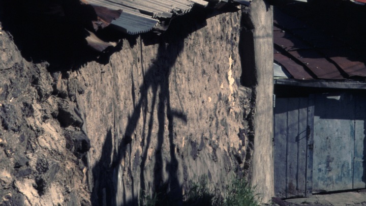 В Салехарде не могут расселить проклятый старый дом