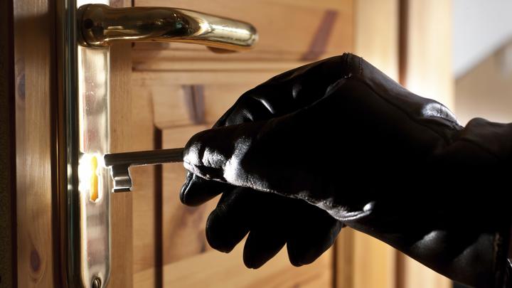 Тело 39-летней женщины нашли в закрытой квартире в Новосибирске