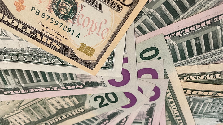 Курс доллара пикирует на бирже - уже 73 рубля