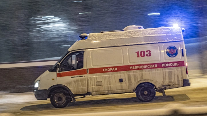 В Нижнем Новгороде кашеринговый автомобиль врезался в остановку: два человека погибли, четверо ранены