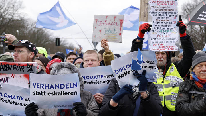 Берлин поднялся на баррикады за русских: Тысячи горожан вышли на марш протеста