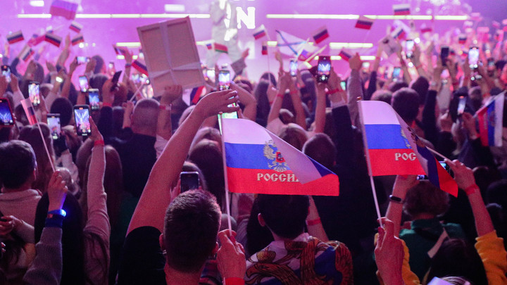 Флаг пронесли тайком. Провокация клуба обернулась триумфом России
