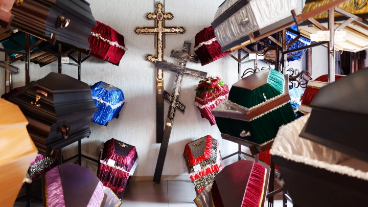 Гробы на помойке в течение двух месяцев пугали жителей двора в Люблино