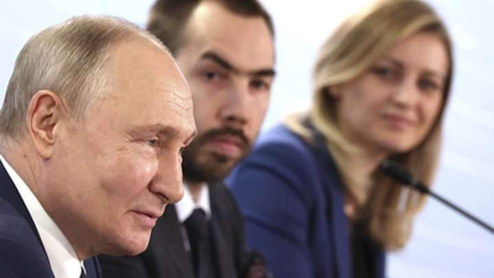 DM: Путин тепло приветствовал чиновников ОАЭ, однако “пренебрёг” послом Британии