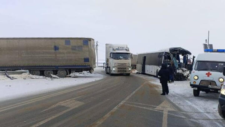 В СК возбудили дело после жуткого ДТП с автобусом в Самарской области
