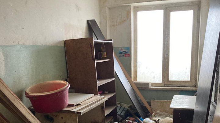 В Новосибирске скончался инвалид, которого спасли из жуткой квартиры-помойки