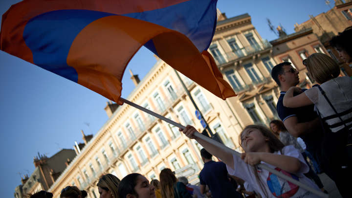 Не позволять никогда более новых зверств: Дворец Фаро в Марселе осветили цветами армянского флага