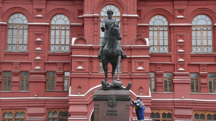 Женщины, осквернившие памятник Жукова у Красной площади, рассказали о мотивах своего вандализма