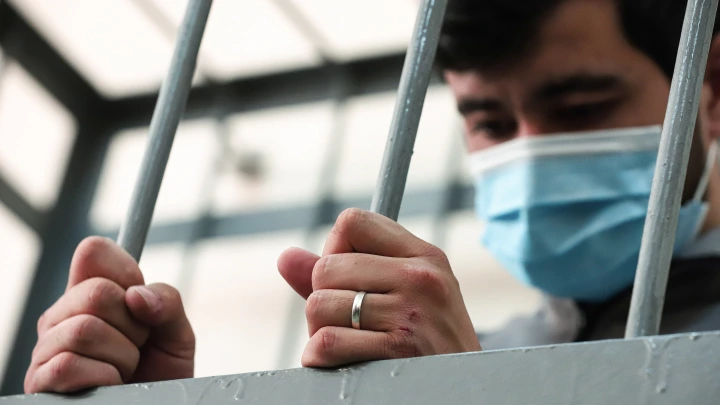 Семья новосибирцев помогла 80 нелегалам обосноваться в России