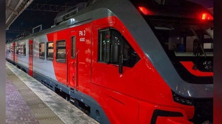 Час в духоте: пассажиры электрички застряли на жаре между Екатеринбургом и Челябинском