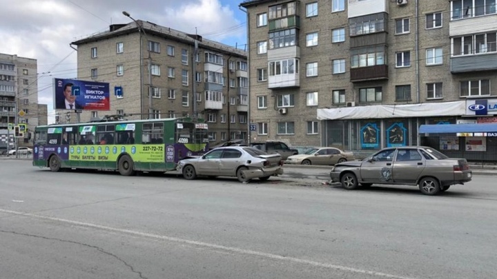 Пьяная жительница Новосибирска на Ладе устроила тройное ДТП