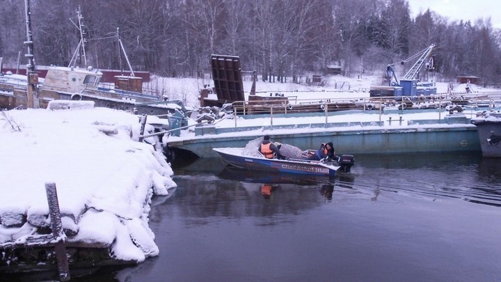 В Ивановской области пациента из-за бездорожья пришлось вывозить из заволжской деревни на лодке