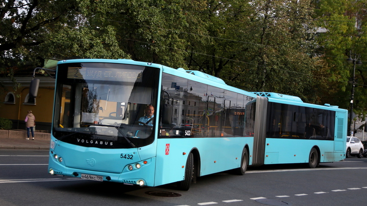 В Петербурге лазурный автобус влетел в витрину дилерского центра, снося всё на своём пути