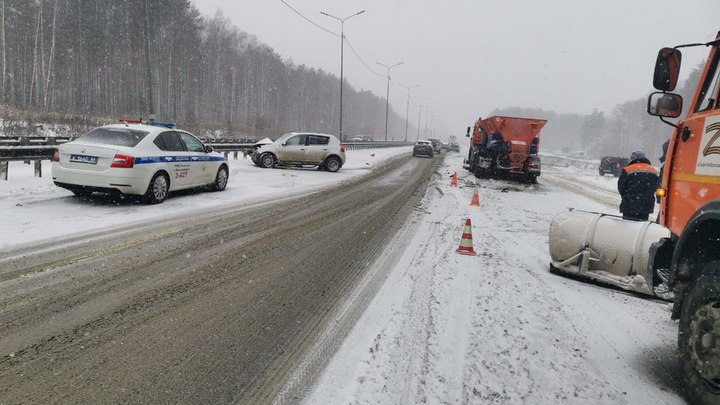 На трассе в Свердловской области легковушка протаранила грузовик дорожной службы