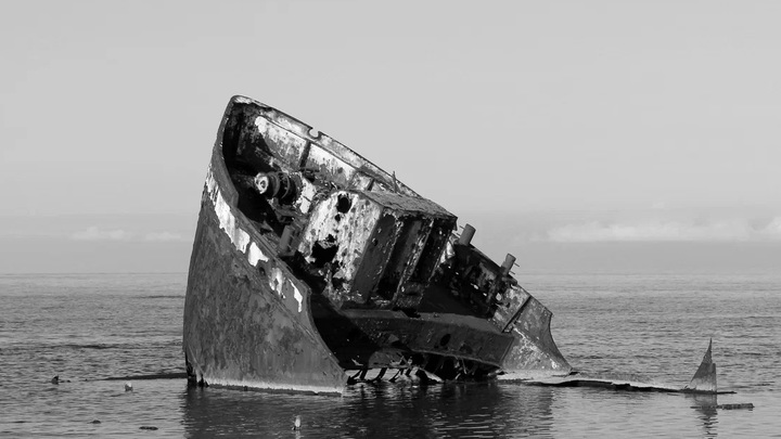 Капитан затонувшего танкера 10 дней уговаривал разгрузить судно - источник