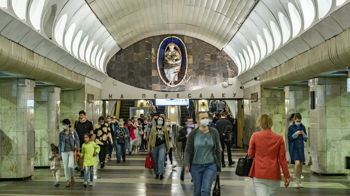 Розы и шоколад дарил дагестанец в московском метро, чтобы извиниться за поступок своих земляков