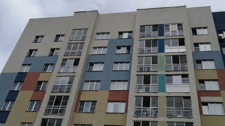 Женщина упала из окна многоэтажки в нижегородском ЖК Бурнаковский