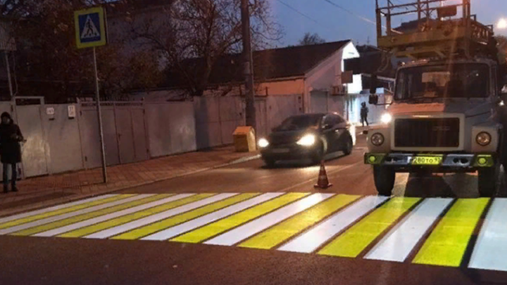 В Краснодаре тестируют проекционные пешеходные переходы: Рассказываем, где они появились