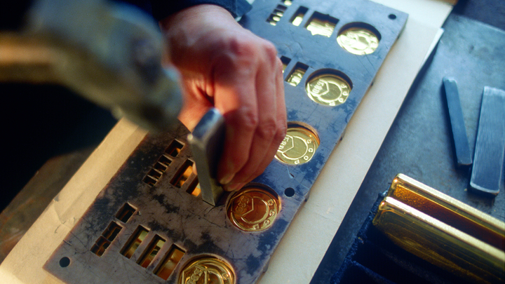 Золото - единственный способ оставаться богатым - Bloomberg