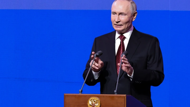 Владимир Путин рассказал о том, как увернулся от падающего на него мотоцикла