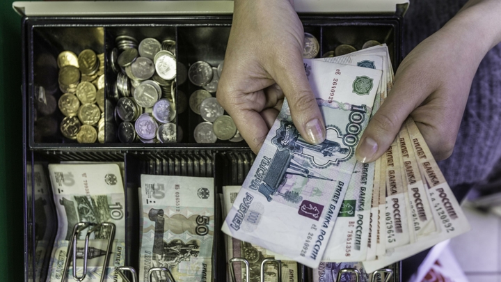 Угрожая ножом, мужчина похитил кассу с деньгами из магазина в Чите