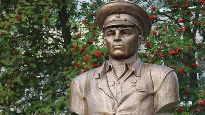 В Ростове восстановили разрушенный памятник генералу ВДВ Василию Маргелову