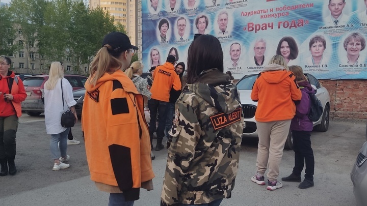 В Новосибирске вторые сутки разыскивают 15-летнюю девушку с чёрным рюкзаком