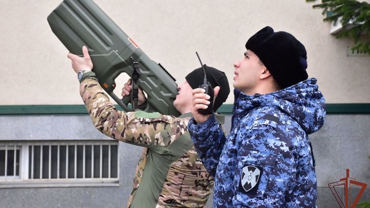 На Параде Победы в Новосибирске заметили силовиков с противодронными ружьями