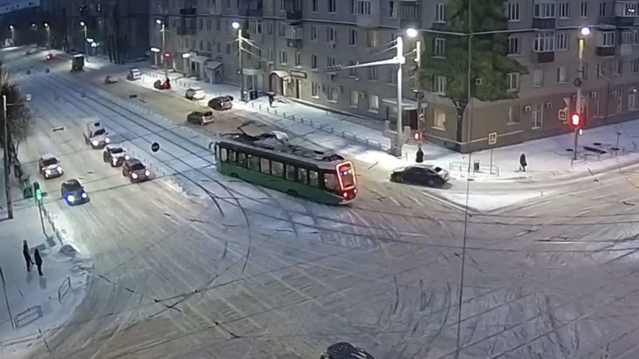 В Челябинске трамвай сошел с рельсов на оживленном перекрестке