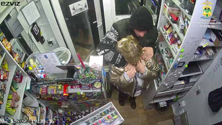 На Кубани грабитель с ножом напал на продавца продуктового магазина