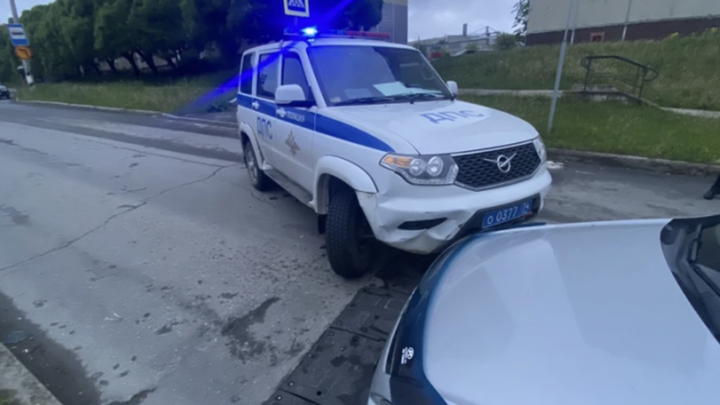 В Челябинской области пьяный угонщик уходил от погони и врезался в автомобиль ДПС